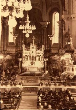 Maître-autel décoré pour une fête