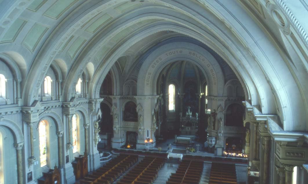 Nef sans colonnes de l'église