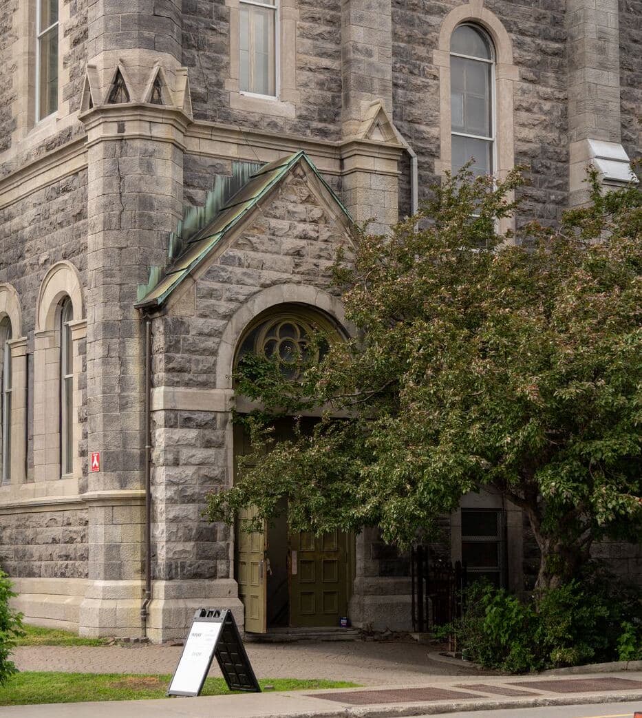 Entrée de la friperie — porte latérale de l'église, coin Rachel et Papineau